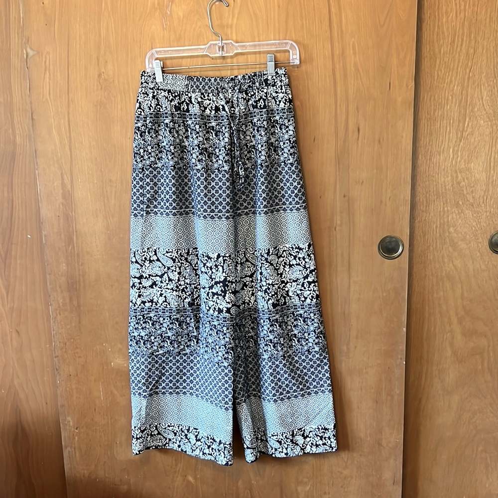 Black and white patterned flowy pants